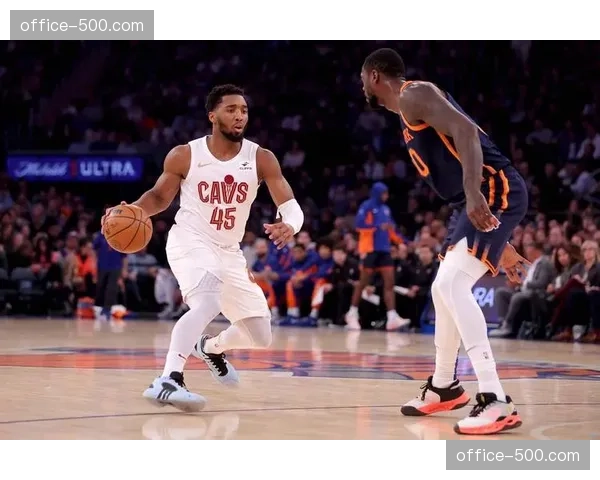 米切尔高效砍分 骑士后场双枪组合展现强大火力 米切尔高效砍分 骑士后场双枪组合展现强大火力